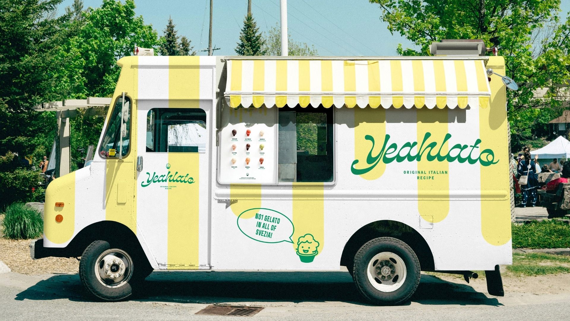  En Yeahlato foodtruck i vitt med breda, ljusgula ränder och den gröna logotypen på sidan. Fordonet har en matchande markis och en lekfull illustration med texten ”No. 1 gelato in all of Svezia!”.