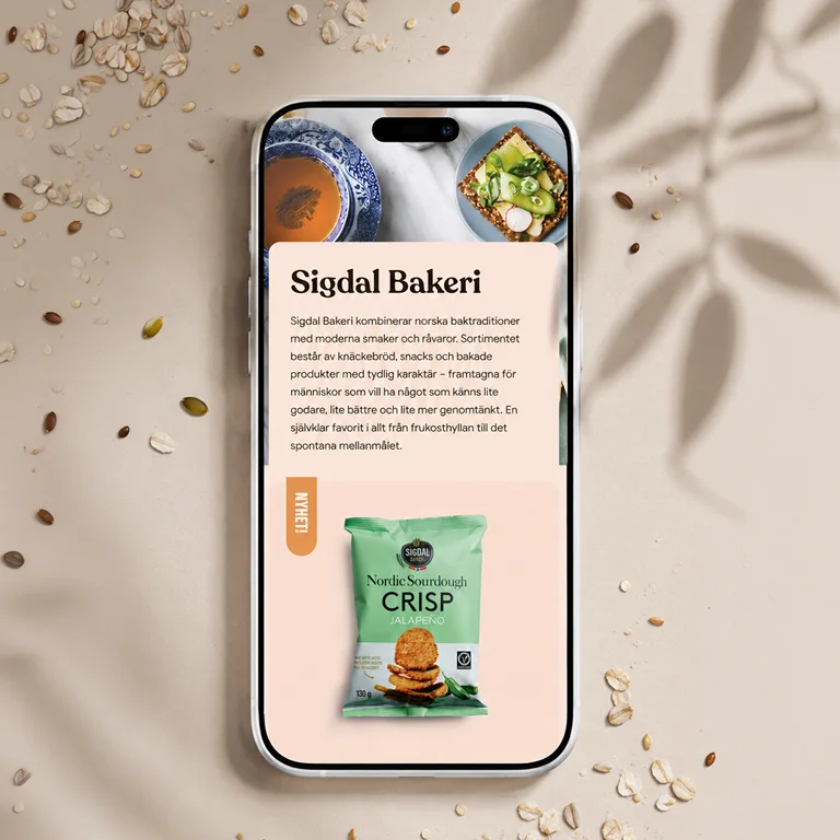 Visitkort för Markteknik med den nya grafiska profilen, där den ljusgröna färgen och de karaktäristiska ränderna från logotypen skapar ett modernt och sammanhållet intryck.