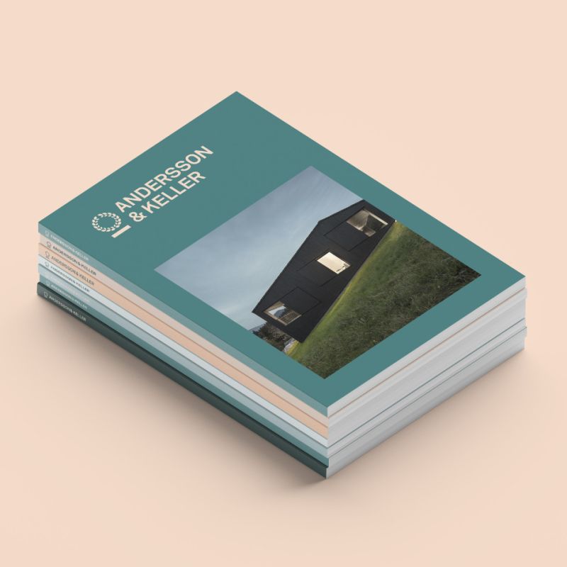 En trave broschyrer för Andersson & Keller med ett modernt hus på omslaget