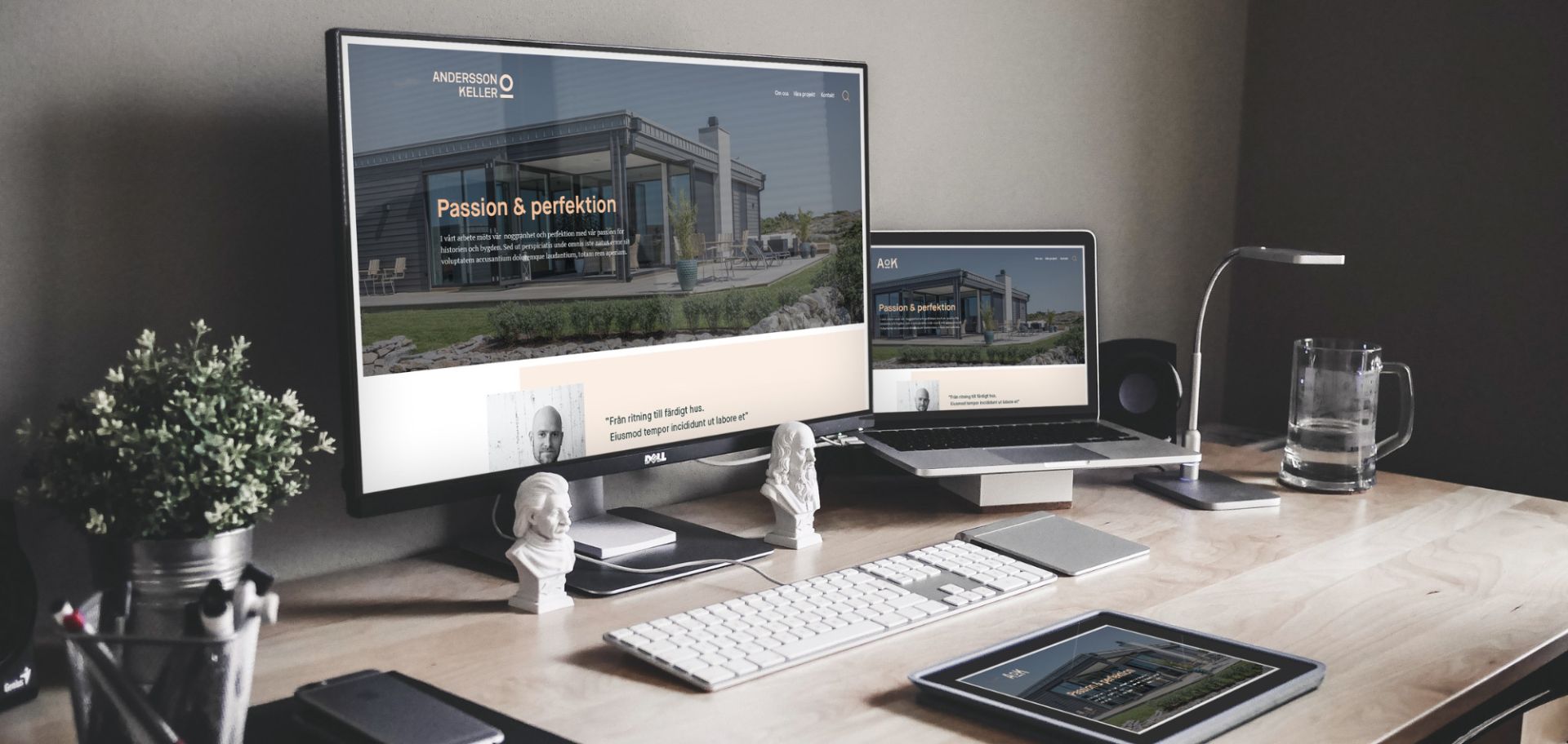 Andersson & Kellers nya hemsida visas på en datorskärm, laptop och surfplatta i en kontorsmiljö.