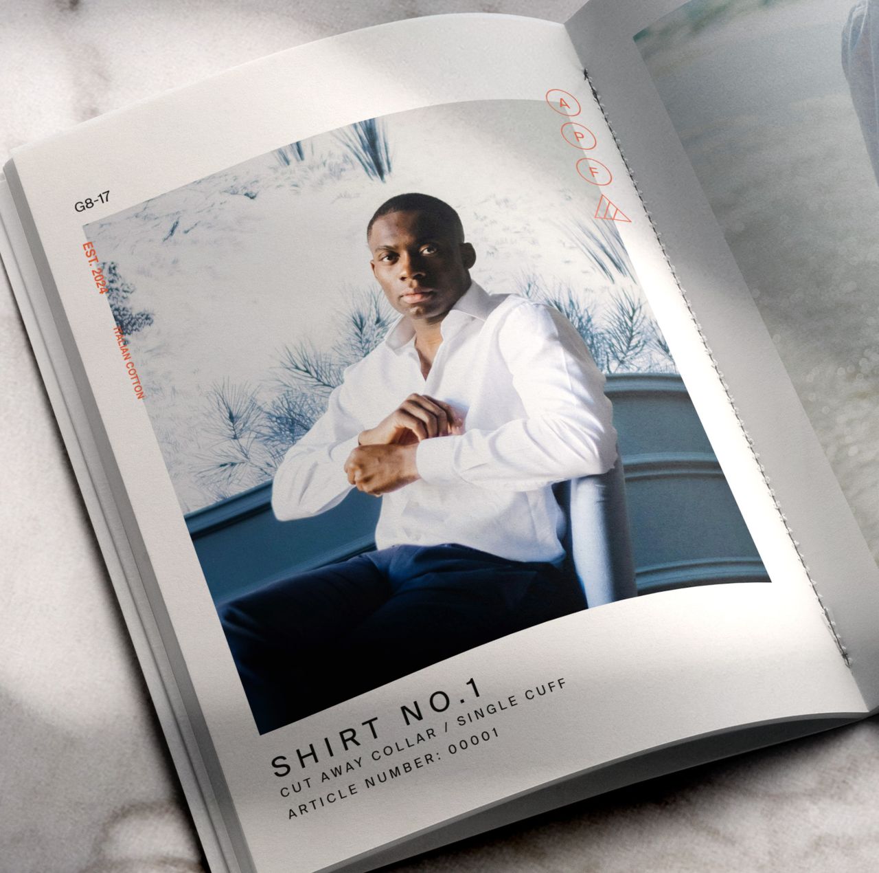  Lookbook för Gate 17 som visar ”Shirt No.1” på en modell, med en grafisk design inspirerad av klassiska resedokument och pass.