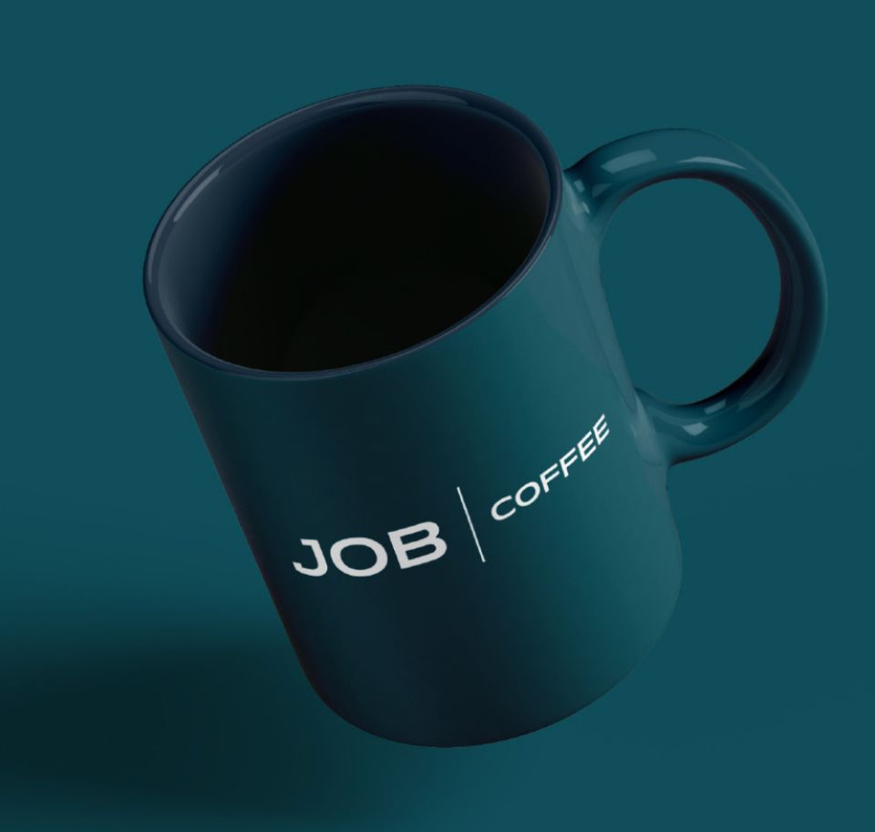 En profilmugg i petrolblått med JobGroups logotyp i vitt tryck. Muggen är fotograferad snett uppifrån mot en matchande bakgrund, vilket förstärker företagets enhetliga grafiska profil.
