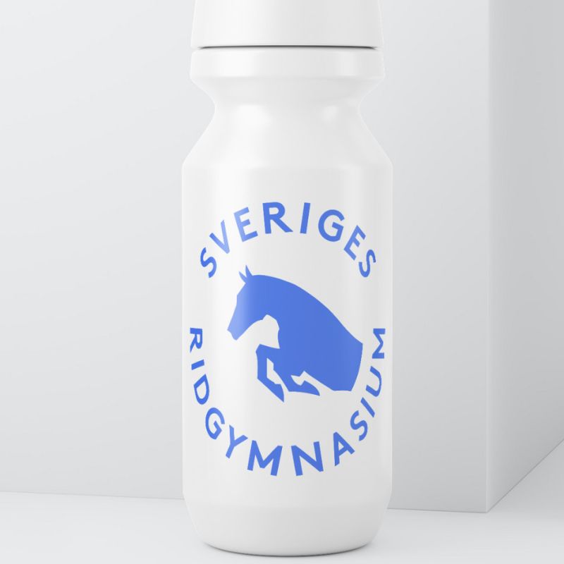  Vit vattenflaska med Sveriges Ridgymnasiums logotyp i blått.
