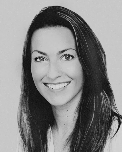 Porträtt av Maria Sanchez, digital strateg, med långt mörkt hår och ett varmt leende.