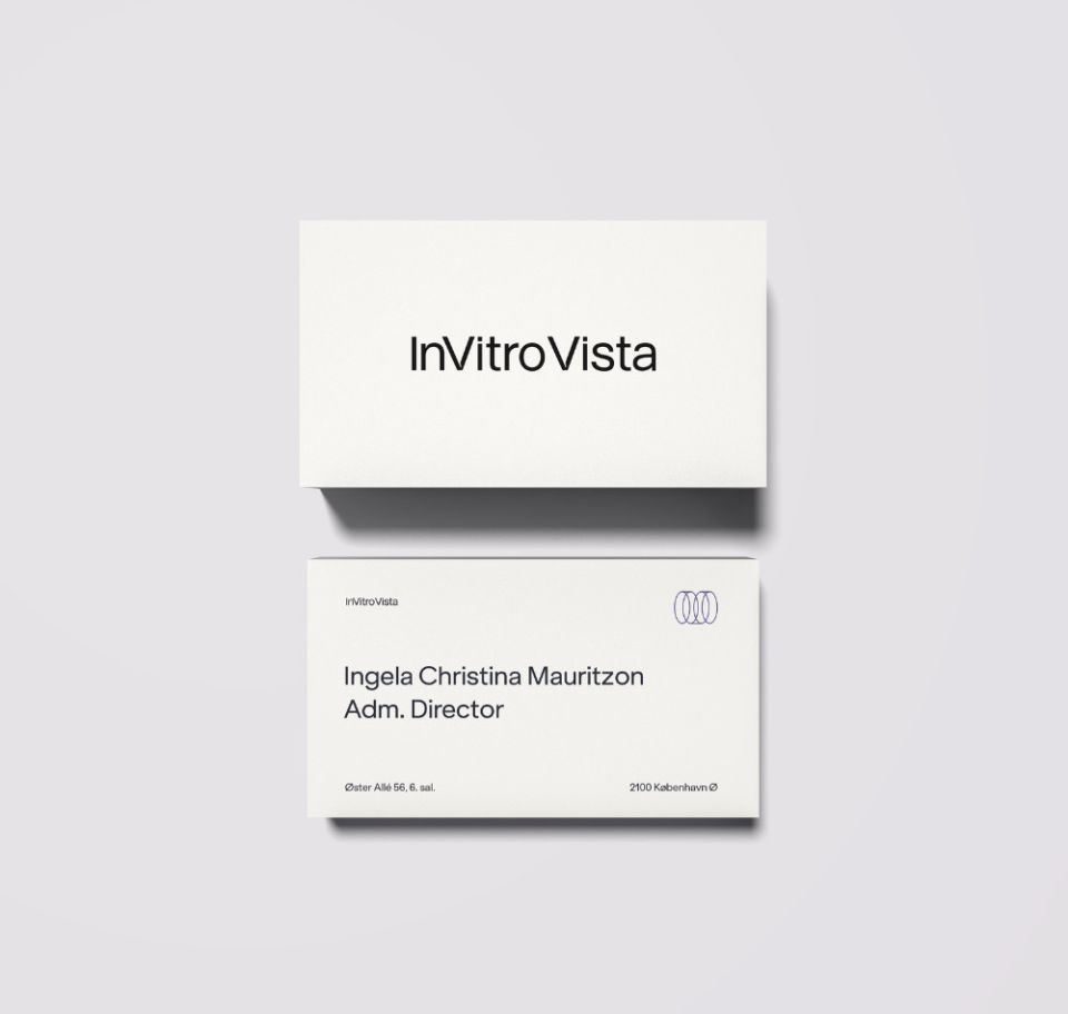 Fram- och baksida av ett vitt visitkort för InVitro Vista med svart, stilren typografi. Baksidan visar logotypen centrerad, medan framsidan innehåller kontaktuppgifter för Ingela Christina Mauritzon, Adm. Director, samt en liten grafisk symbol bestående av sammanflätade cirklar.