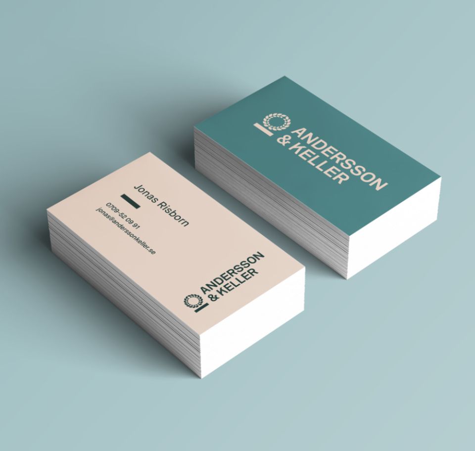 Visitkort för Andersson & Keller i beige och blågrönt.