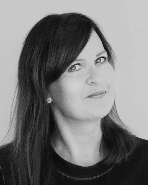 Porträtt av Louise Lejestrand, varumärkesstrateg och delägare, med mörkt axellångt hår och en lätt lutad pose.