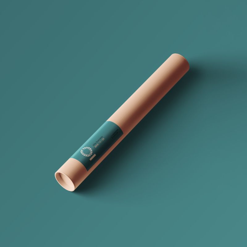 En försluten ritningsrulle med Andersson & Kellers profilfärgade etikett.