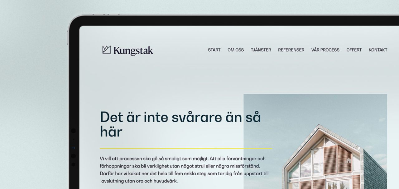 Kungstaks nya hemsida visas på en surfplatta med fokus på tydlig navigering och rubriken ”Det är inte svårare än så här”.