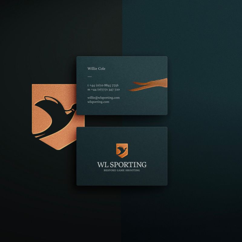 En mockup som visar WL Sportings visitkort med en annan variant av logotypen, där en fasan-symbol i kopparfoliering är framträdande mot den mörkgröna bakgrunden