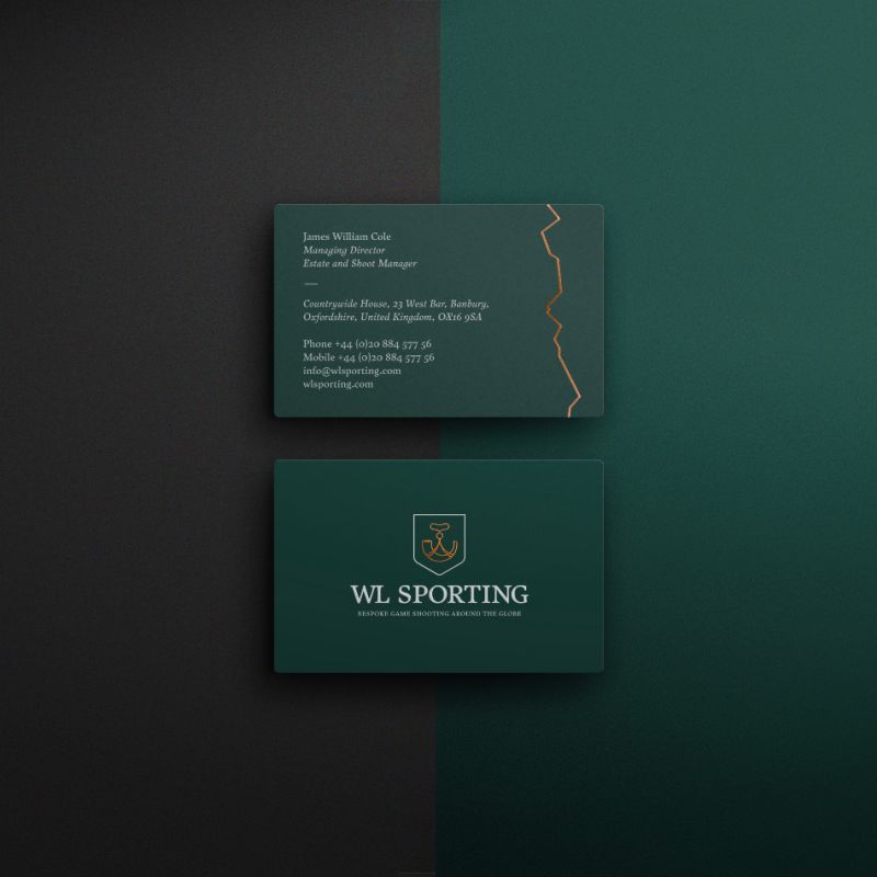  Fram- och baksida av WL Sportings visitkort i en mörkgrön nyans med eleganta guldetaljer och vit typografi som förstärker företagets exklusiva och traditionella framtoning.