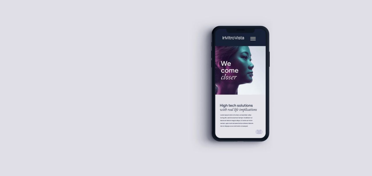 En mockup på en smartphone som visar en sida från InVitro Vistas mobilwebbplats med rubriken ”We come closer” och texten ”High tech solutions with real life implications” mot en ljus lila bakgrund.