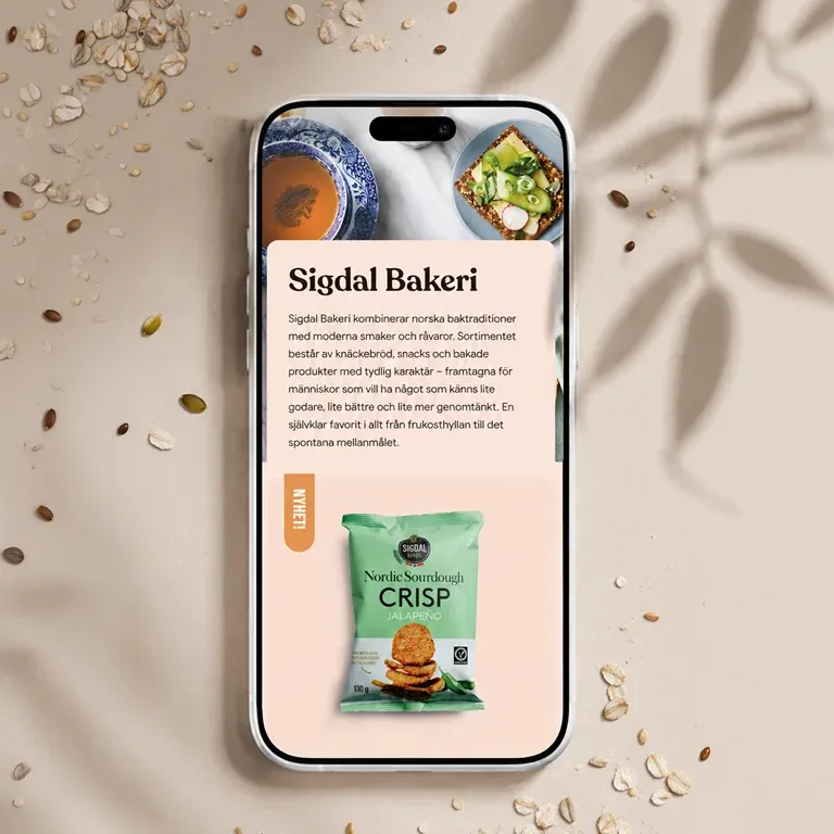 Visitkort för Markteknik med den nya grafiska profilen, där den ljusgröna färgen och de karaktäristiska ränderna från logotypen skapar ett modernt och sammanhållet intryck.
