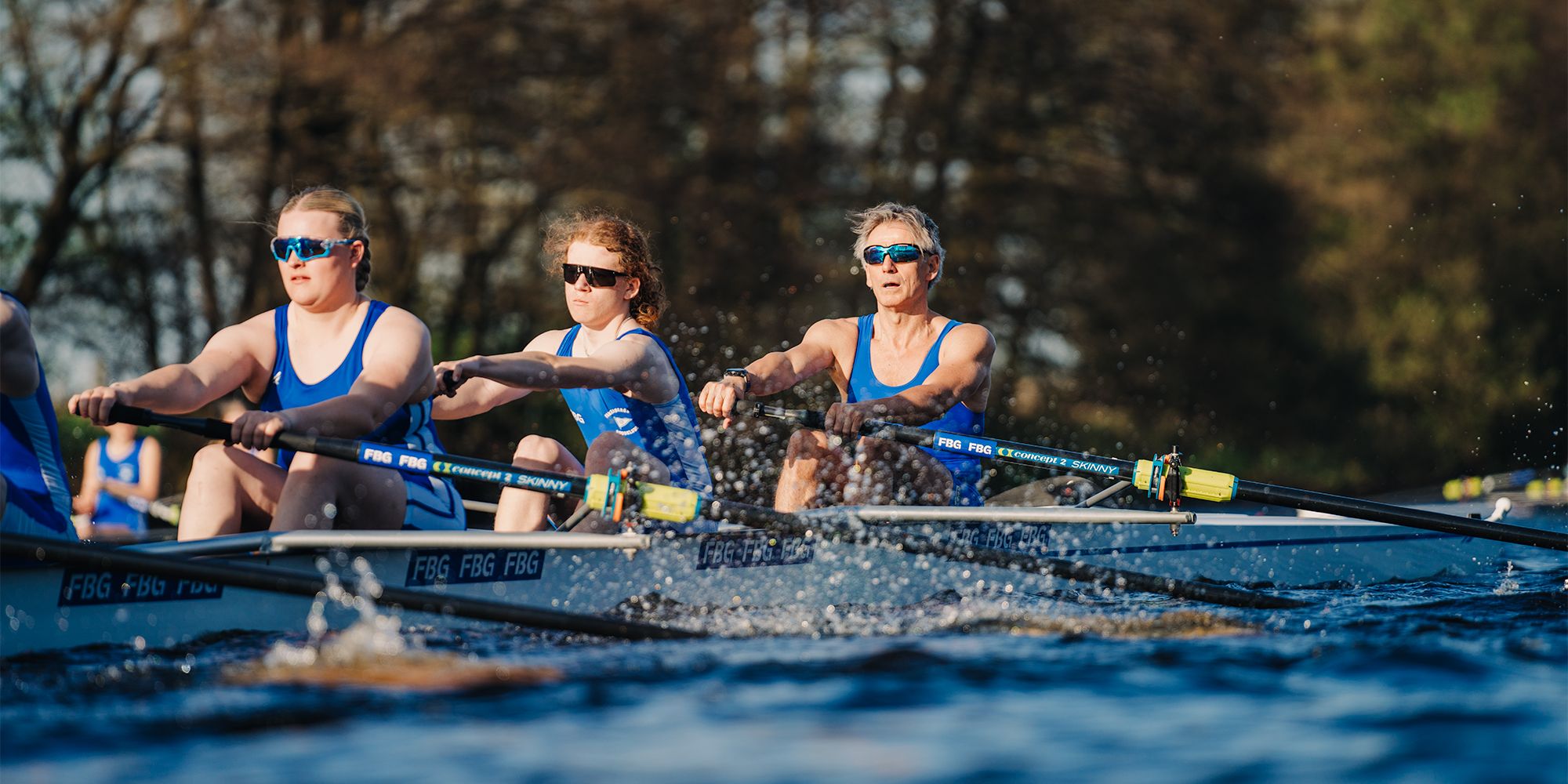  Medlemmar i Falkenbergs Roddklubb tävlar i en båt finansierad av Framtidsbanken, ett exempel på hur banken stöttar det lokala föreningslivet.