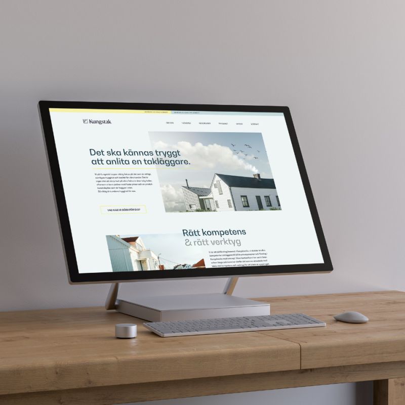  Datorskärm som visar Kungstaks hemsida med budskap om trygghet och kompetens, integrerat i företagets nya visuella identitet.