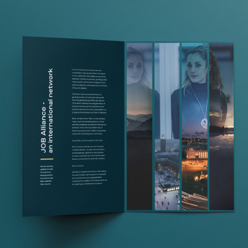 Ett uppslag från JobGroups profilbroschyr med rubriken ”JOB Alliance - an international network”. Den vänstra sidan innehåller en beskrivande text på petrolblå bakgrund, medan den högra sidan visar ett konstnärligt collage med stående bildremsor föreställande personal, stadsmiljöer och landskap.