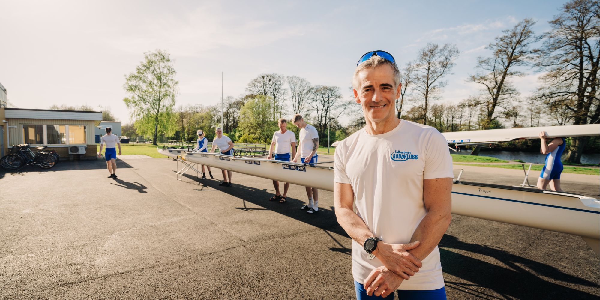 En representant för Falkenbergs Roddklubb framför den nya tävlingsbåten, finansierad genom Falkenbergs Sparbanks Framtidsbank.