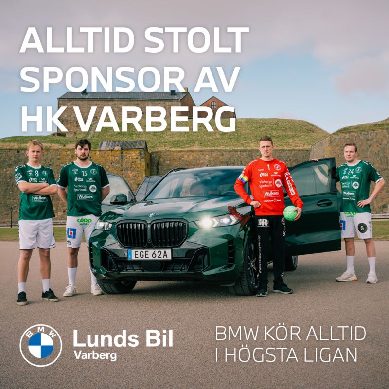 Spelare från HK Varberg poserar tillsammans med en BMW framför Varbergs fästning i en reklamkampanj för Lunds Bil.