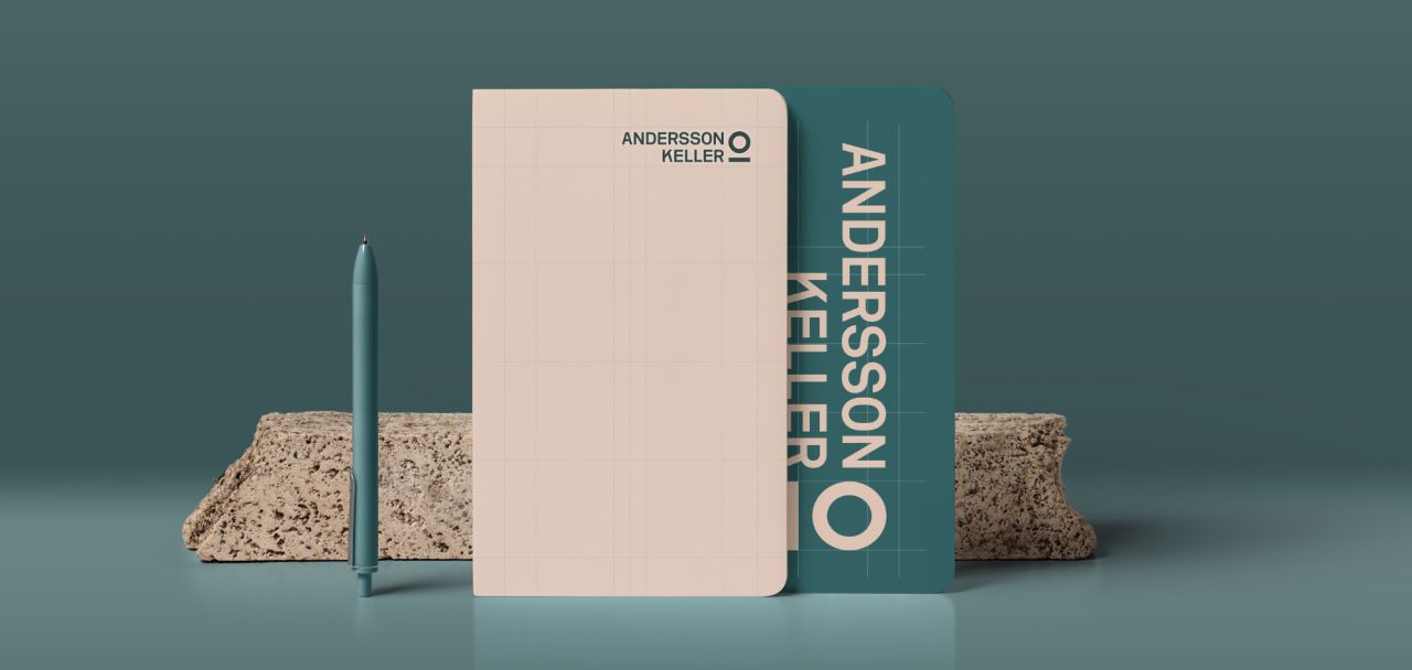  Anteckningsböcker och en penna med Andersson & Kellers logotyp, designade i företagets nya grafiska profil.