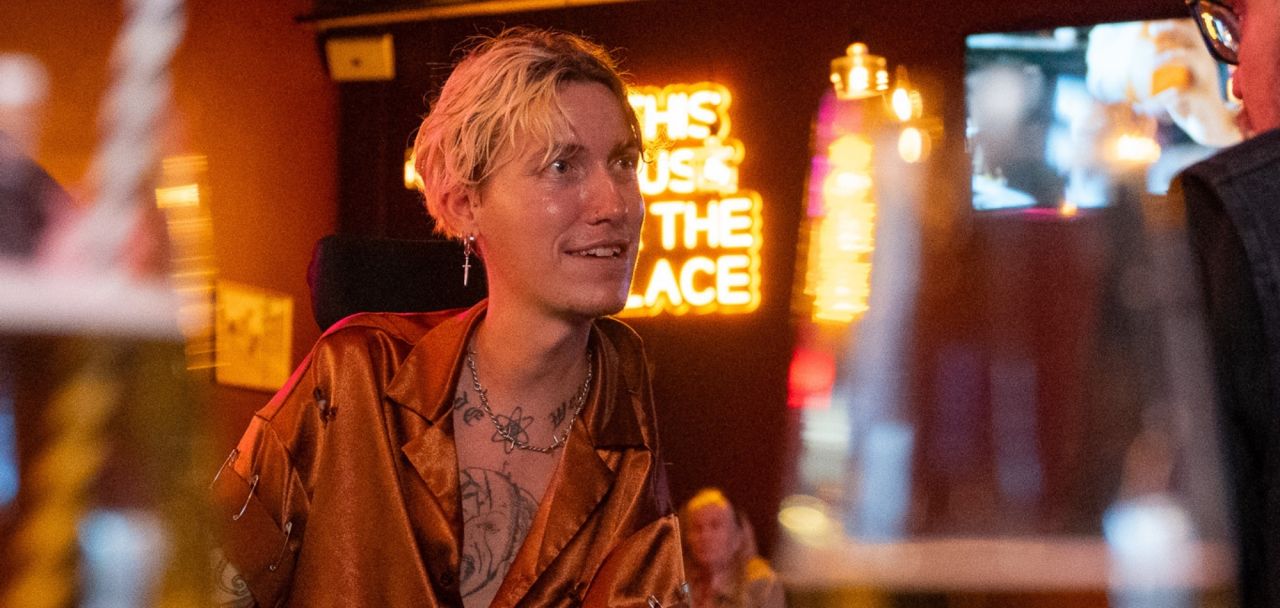 En närbild på en ung man som delar sin personliga berättelse i en av kampanjfilmerna för projektet "Toaletter för alla"