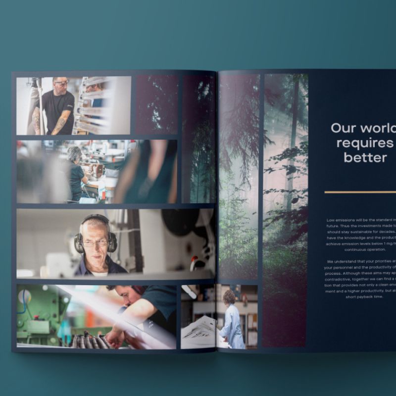 En presentation av JobGroups nya grafiska profil i form av en tryckt broschyr. Omslaget har rubriken ”Shaping the future together” mot en petrolblå bakgrund, och de uppslagna sidorna visar ett collage med bilder på personal i arbete och naturmotiv, tillsammans med texten ”Our world requires better”.