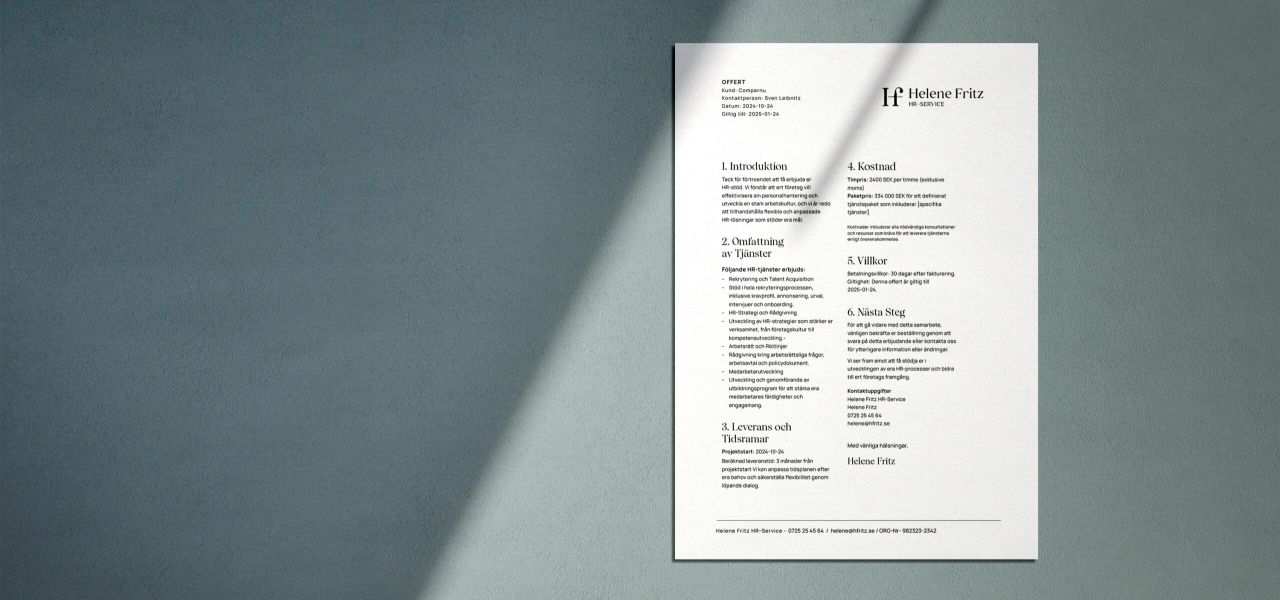 Ett stilrent offertdokument från Helene Fritz HR-Service med tydlig rubriksättning och företagets eleganta logotyp i det övre hörnet. Arket ligger på en grå yta där ett dramatiskt ljusinsläpp skapar skuggor och ett modernt uttryck.