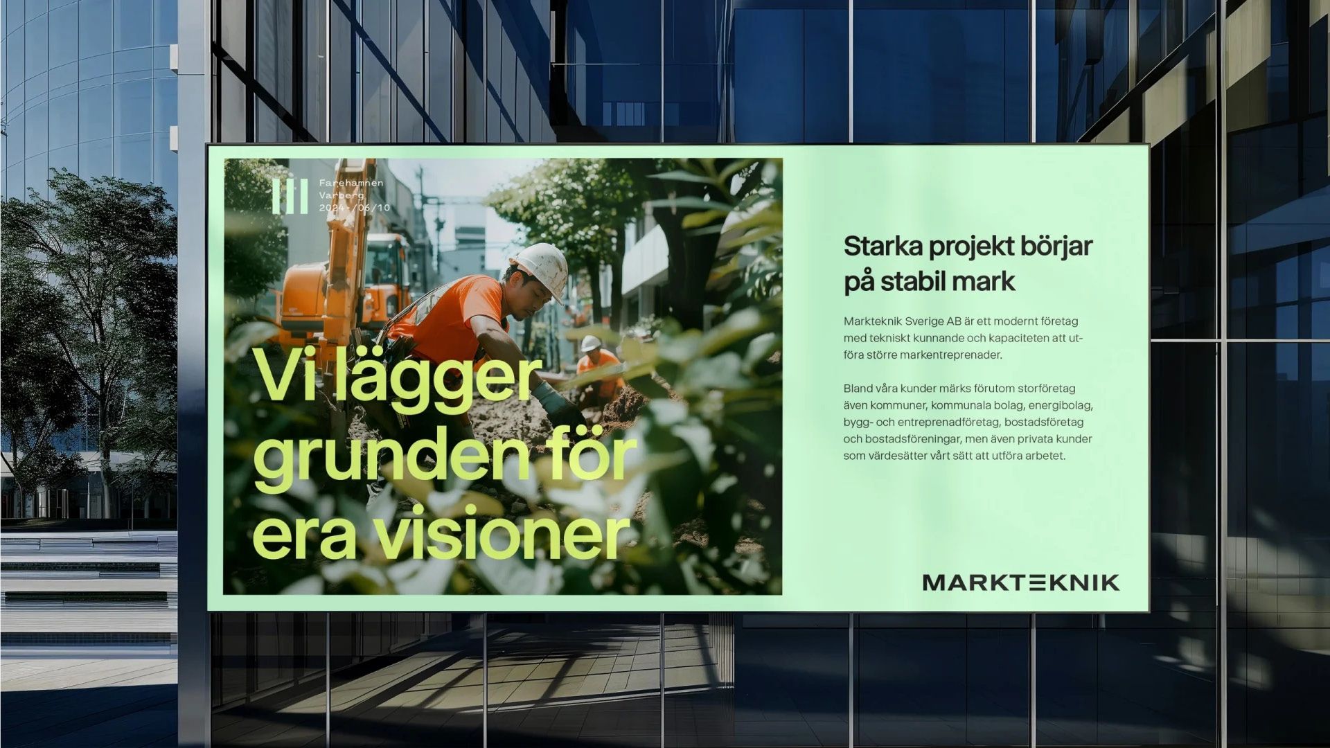 En stor utomhusreklam för Markteknik på en glasfasad med rubriken ”Vi lägger grunden för era visioner” och en bild på anläggningsarbete i stadsmiljö.