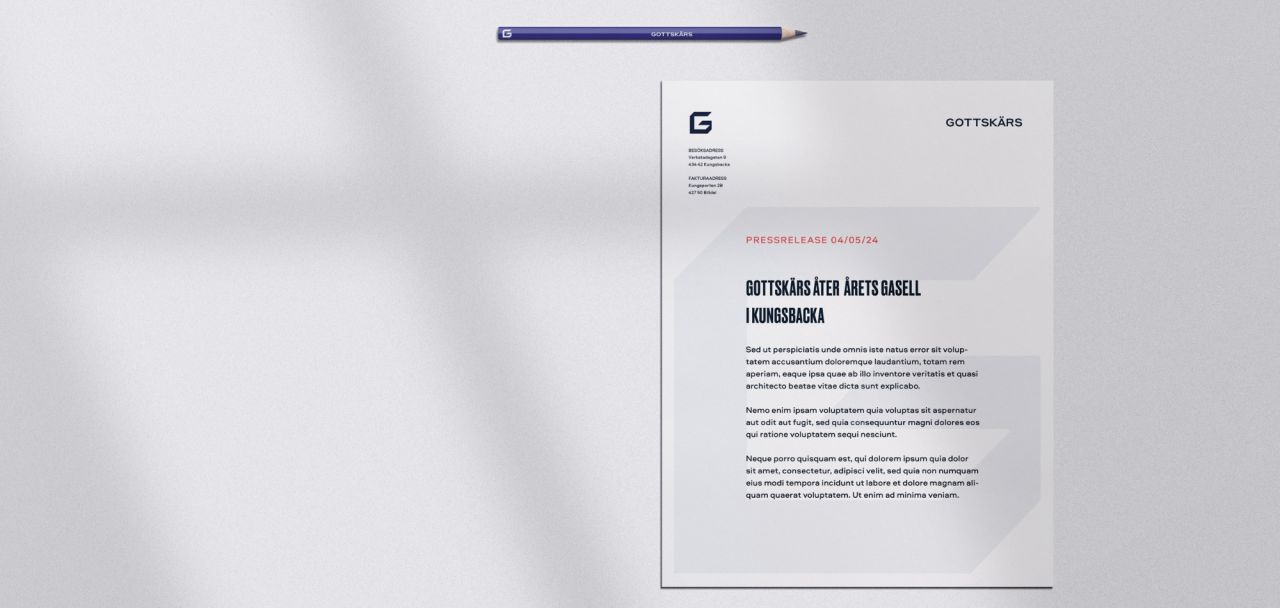 Ett pressmeddelande från Gottskärs med rubriken ”Gottskärs åter årets gasell i Kungsbacka”. Dokumentet har en ren, grafisk profil med företagets logotyp och en matchande mörkblå penna placerad ovanför arket.