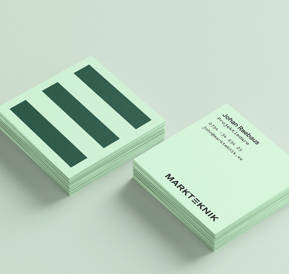 Visitkort för Markteknik med den nya grafiska profilen, där den ljusgröna färgen och de karaktäristiska ränderna från logotypen skapar ett modernt och sammanhållet intryck.