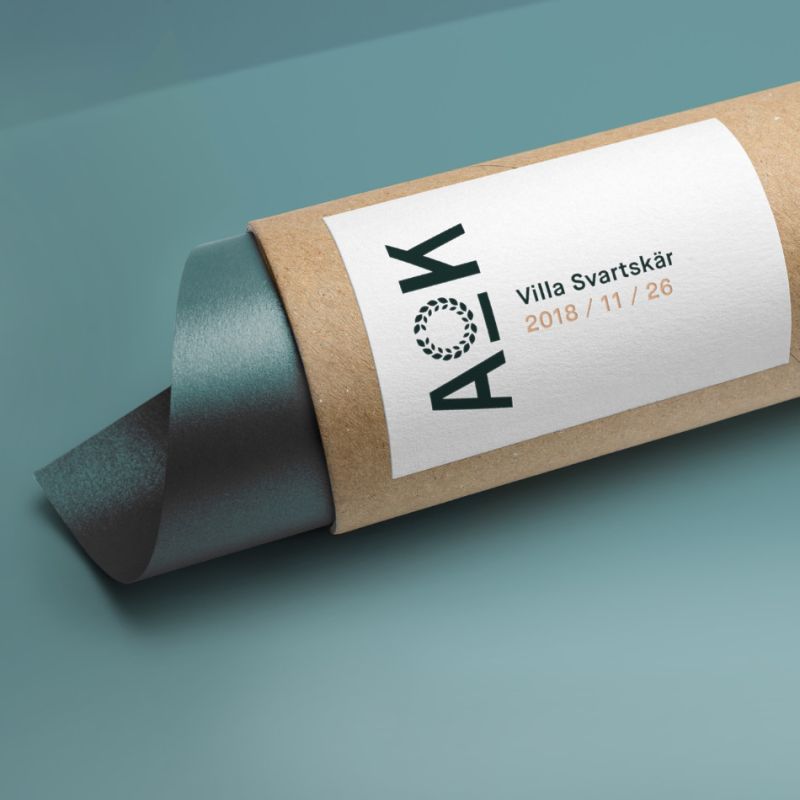  En pappersrulle med en etikett som visar Andersson & Kellers logotyp och projektnamnet Villa Svartskär.