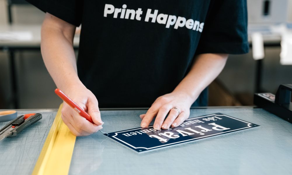 Närbild på produktion av en personlig skylt hos Haappy Print.
